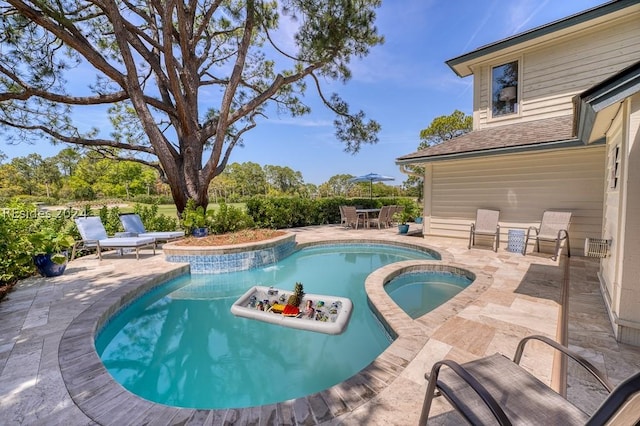 view of pool featuring an in ground hot tub and a patio area