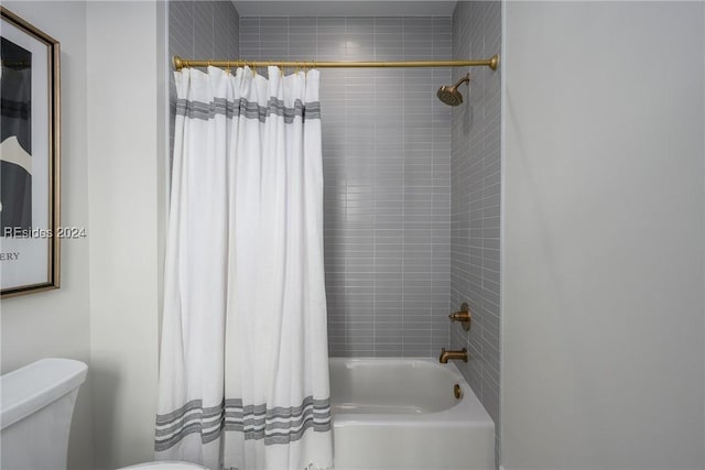 bathroom featuring toilet and shower / tub combo