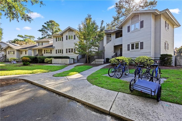 view of front of property featuring a front yard