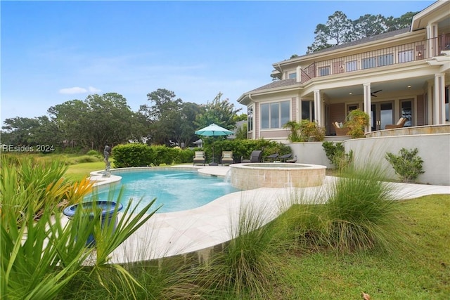 view of pool with an in ground hot tub and ceiling fan