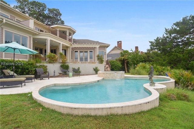 view of pool with an in ground hot tub, ceiling fan, and a patio area