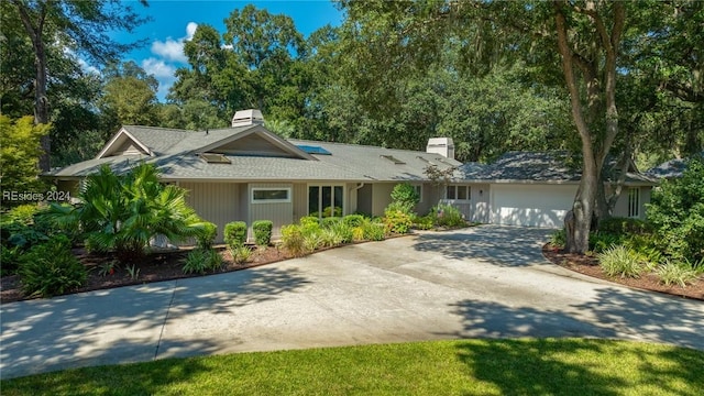 view of front facade featuring a garage