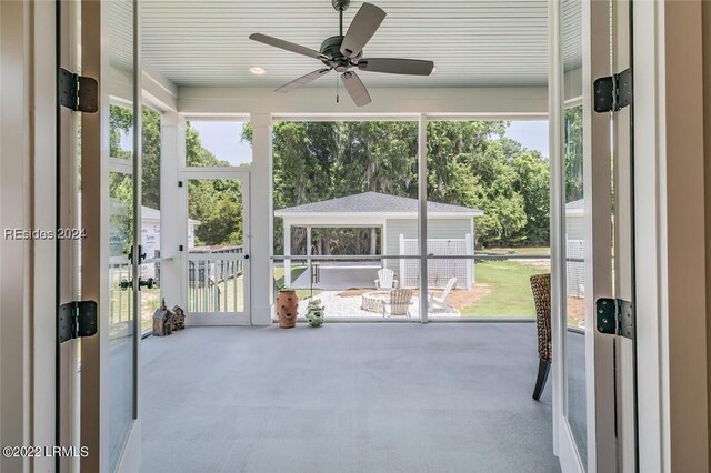 sunroom / solarium with ceiling fan