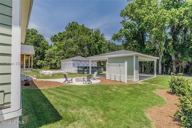 view of yard featuring an outdoor fire pit