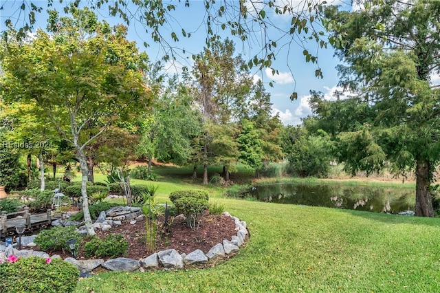 view of yard featuring a water view