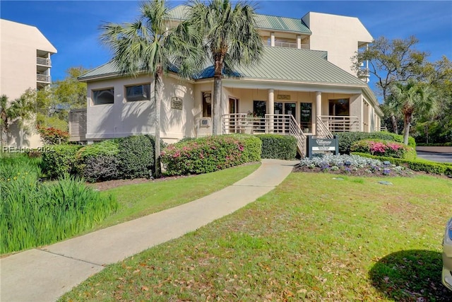 view of front of house featuring a front lawn