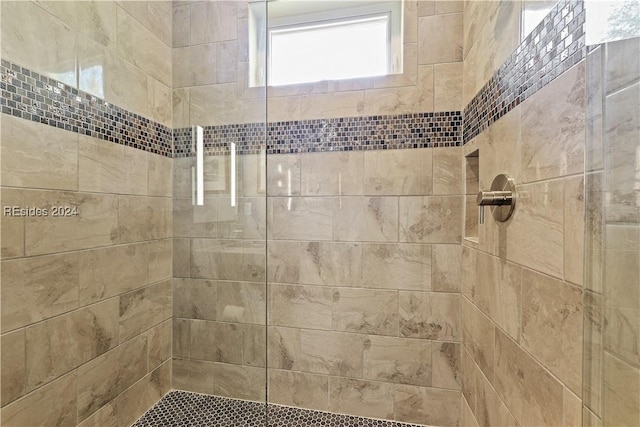 bathroom featuring a tile shower