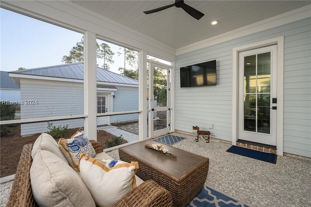 sunroom with ceiling fan