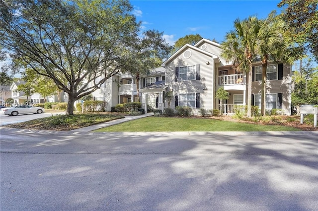 view of front facade with a front lawn