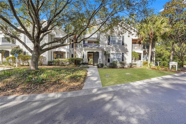 view of front facade with a front yard