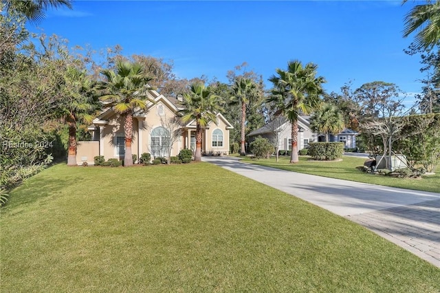 view of front of property featuring a front lawn