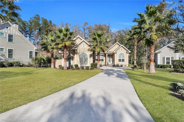 view of front facade featuring a front lawn