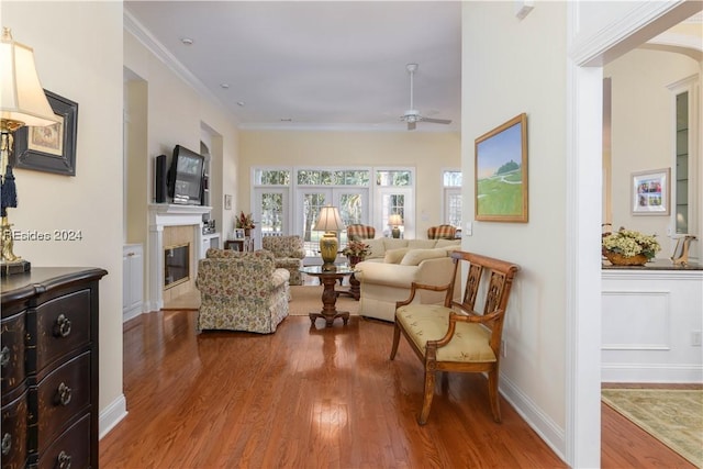 living room featuring sink, hardwood / wood-style flooring, ornamental molding, and ceiling fan