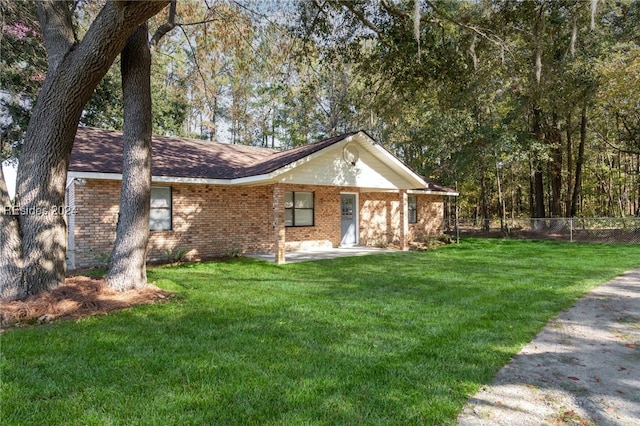 view of front of property featuring a front lawn