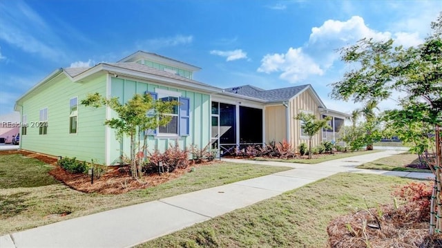 view of front of house featuring a front yard