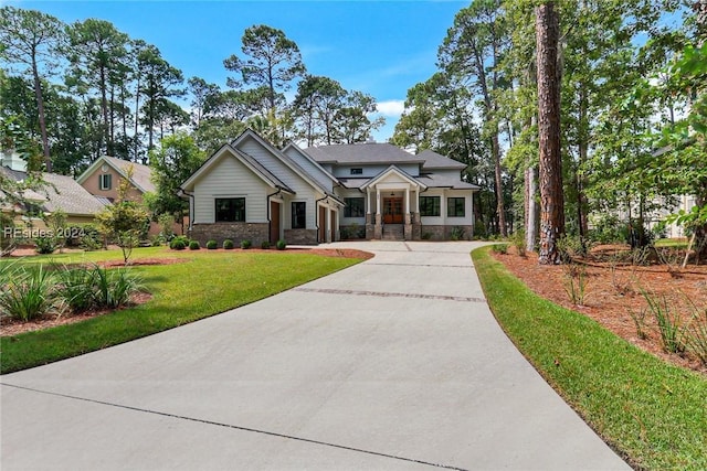 craftsman-style house featuring a front yard