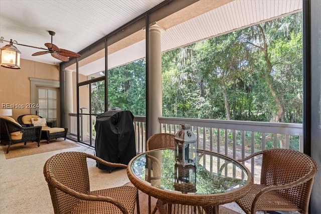 sunroom with ceiling fan