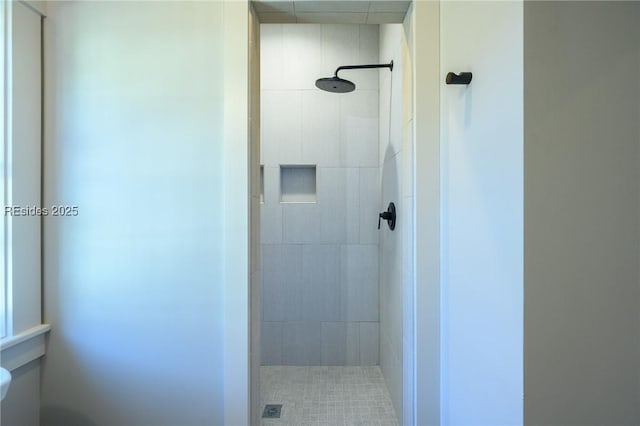 bathroom featuring a tile shower