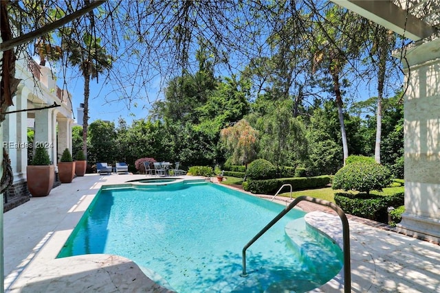 view of swimming pool with an in ground hot tub and a patio area