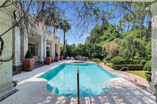 view of pool with an in ground hot tub and a patio area