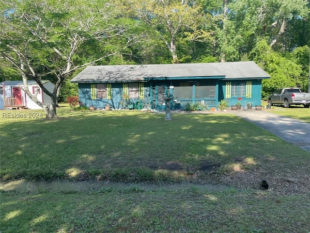 ranch-style house featuring a front lawn