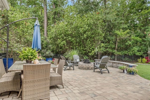 view of patio featuring an outdoor fire pit