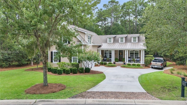 view of front of property featuring a porch and a front yard