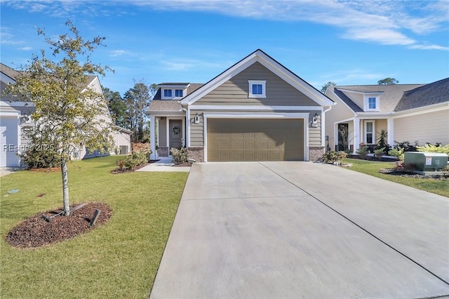 craftsman house featuring a front lawn