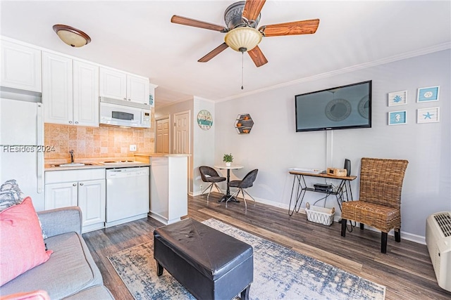 living room featuring sink, ornamental molding, dark hardwood / wood-style floors, and ceiling fan