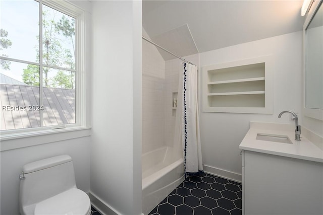 full bathroom featuring shower / tub combo with curtain, vanity, and toilet