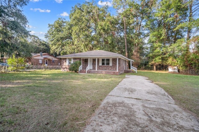 single story home featuring a front lawn