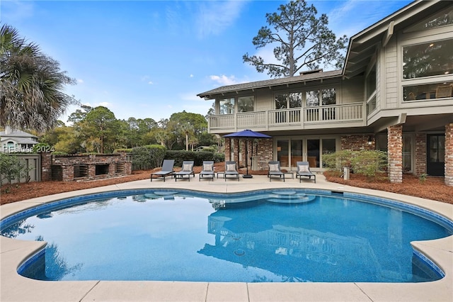 view of swimming pool featuring a patio