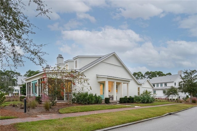 view of front facade featuring a front yard