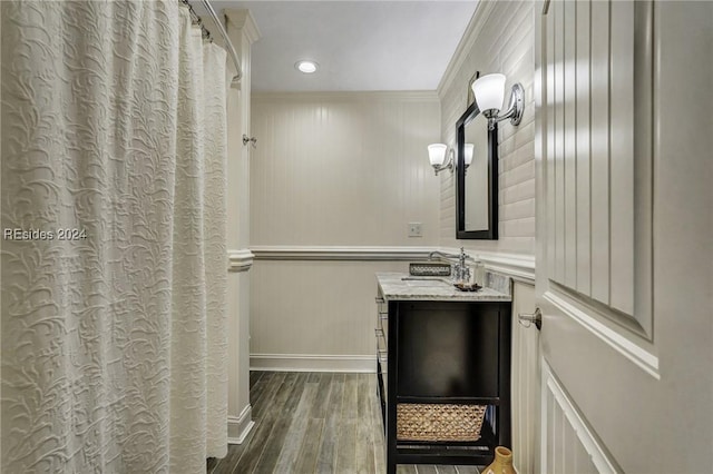 bathroom featuring vanity, hardwood / wood-style floors, a shower with curtain, and ornamental molding