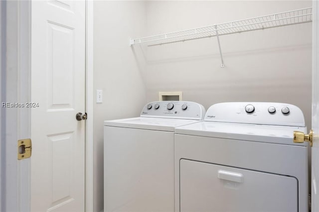 washroom featuring washing machine and clothes dryer