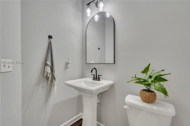 bathroom featuring toilet and sink