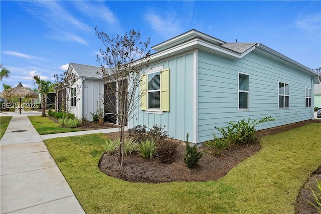 view of side of property featuring a lawn