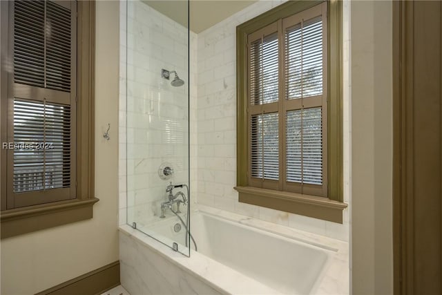 bathroom featuring tiled shower / bath combo