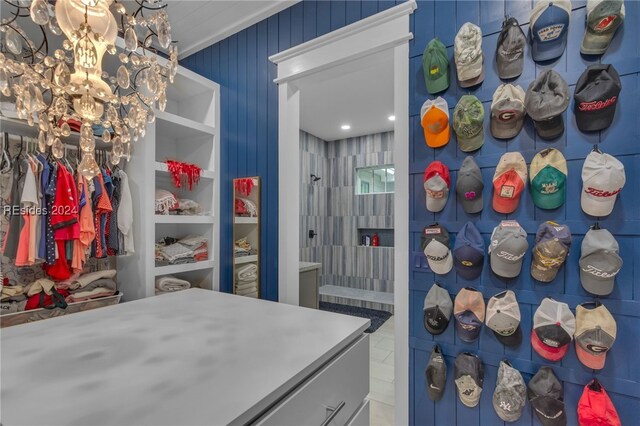 bathroom featuring a notable chandelier