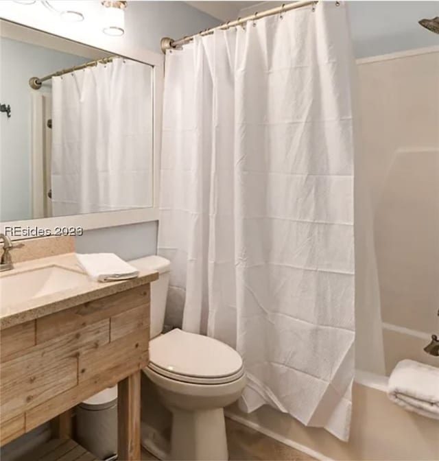 full bathroom featuring shower / tub combo with curtain, vanity, and toilet