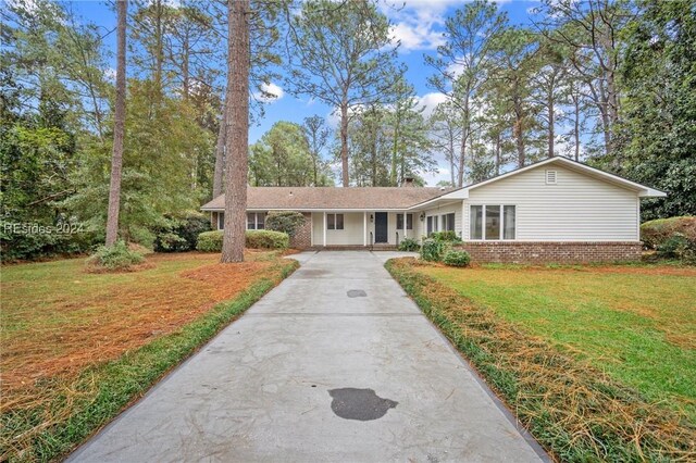 ranch-style home with a front yard