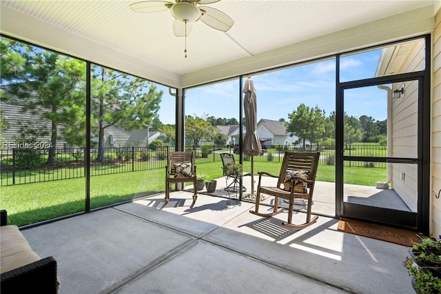 sunroom with ceiling fan