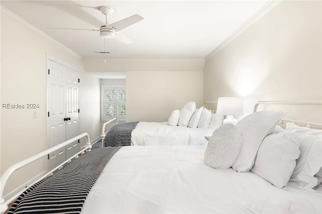 bedroom with crown molding, ceiling fan, and a closet