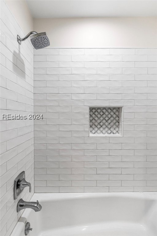 bathroom with tiled shower / bath combo