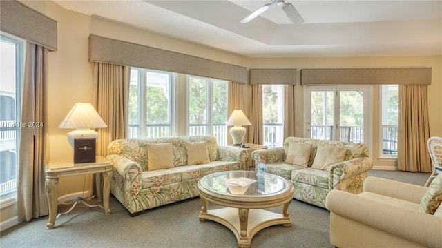 sunroom with ceiling fan