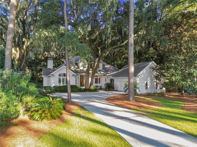 view of front of home featuring a garage and a front yard