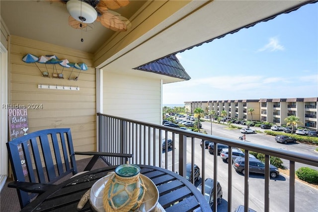 balcony featuring ceiling fan