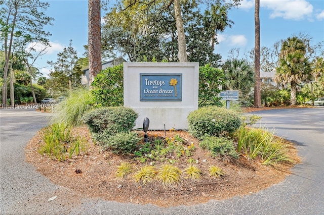 view of community / neighborhood sign