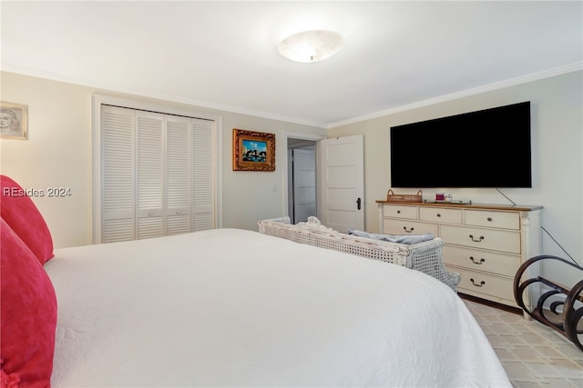 bedroom featuring ornamental molding and a closet