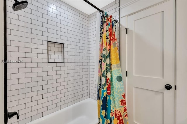 bathroom featuring shower / tub combo